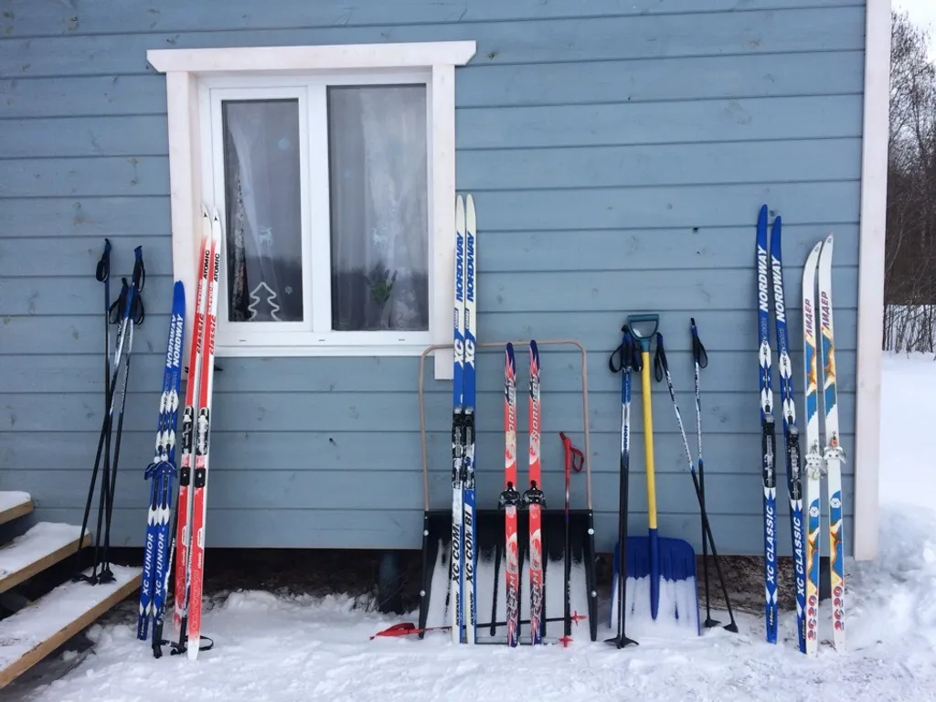 Уютный дом на берегу реки у водопада