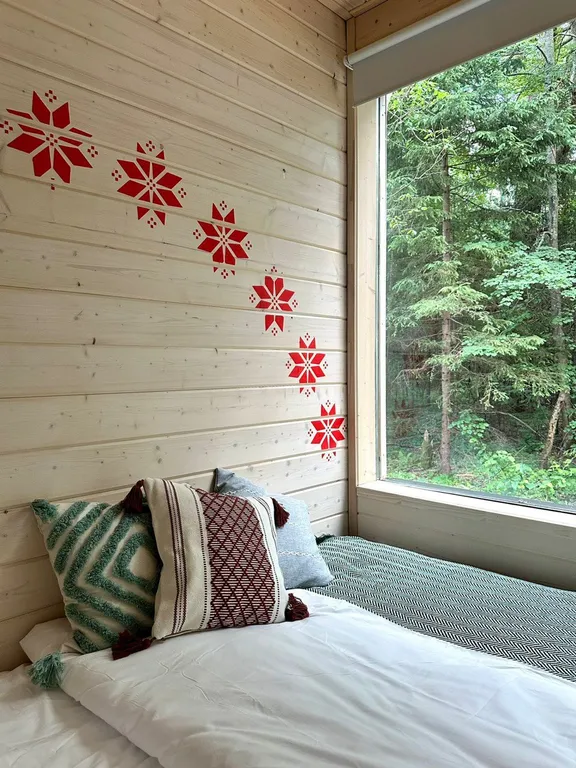 Домик в лесу в глэмпинге Сметана