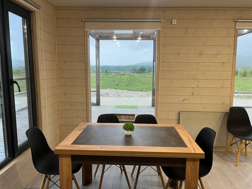 Домик с видом на горы