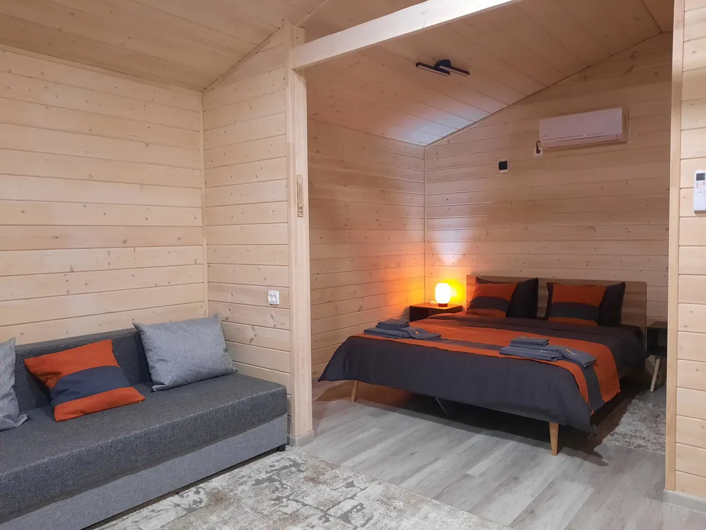 Уютный четырехместный Домик де-люкс с двухспальной кроватью