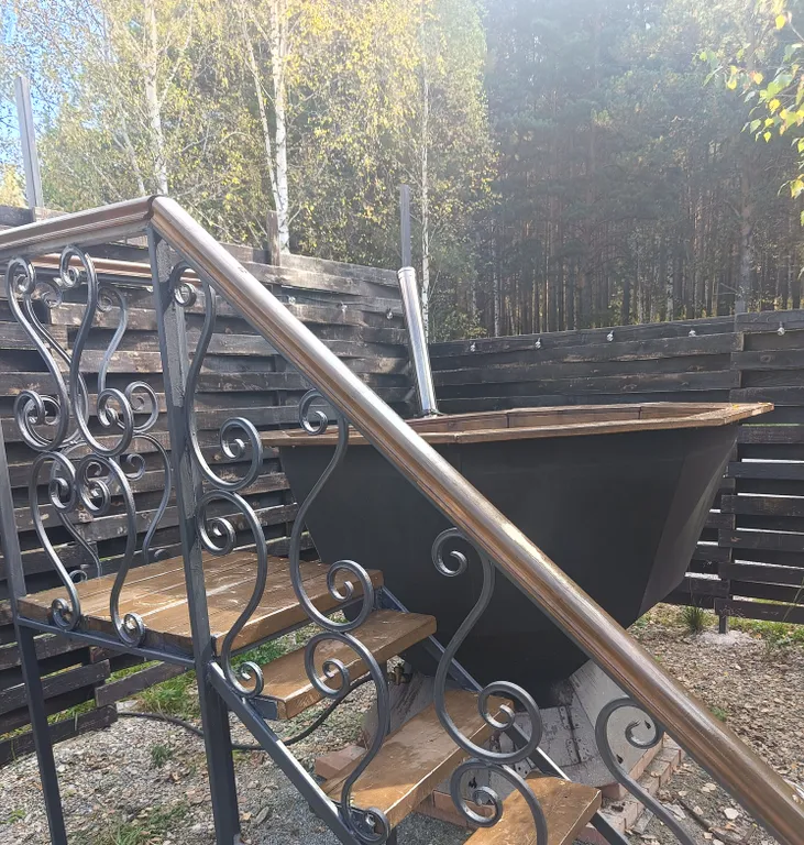 А-фрейм в лесу с баней из бревна липы и горячий чан