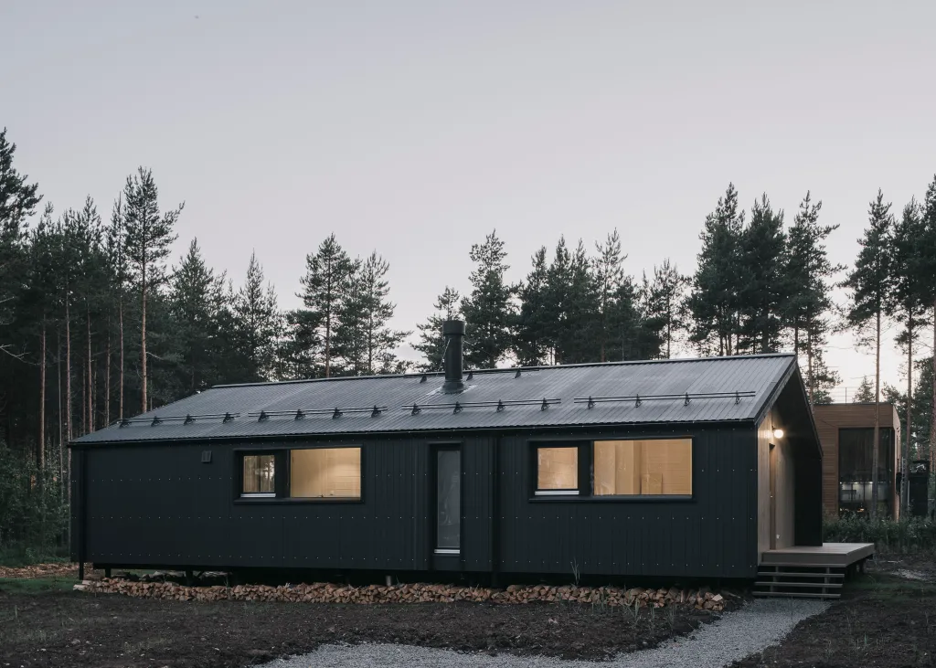 Загородный дом с просторной террасой и баней