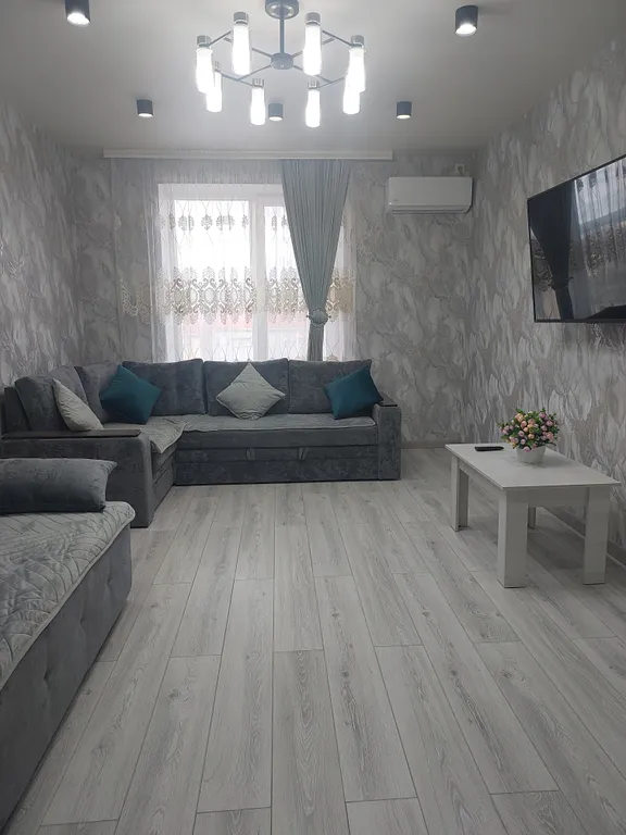 Просторная и уютная квартира в центре, рядом аэропорт — аренда посуточно в Красный Пахарь