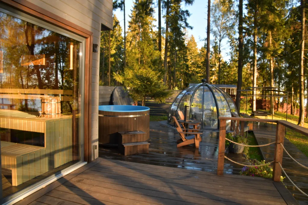 Уютный дом на живописной поляне в лесу с панорамными окнами