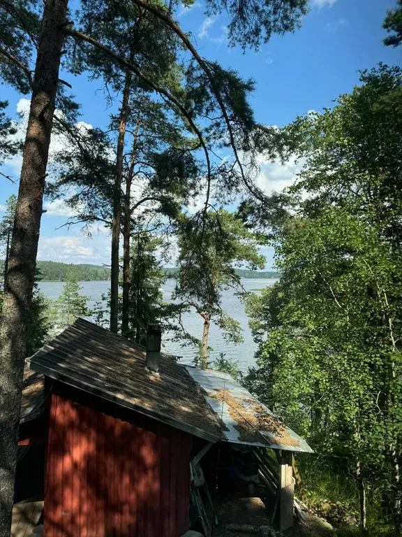 Мансардный этаж в доме на самом берегу Ладоги в сосновом лесу.