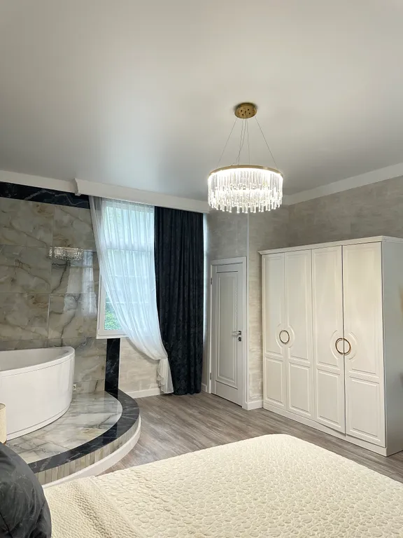 Современный двухэтажный коттедж среди гор