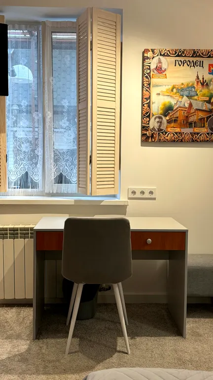 Твин с видом на оживленный дворик кафе