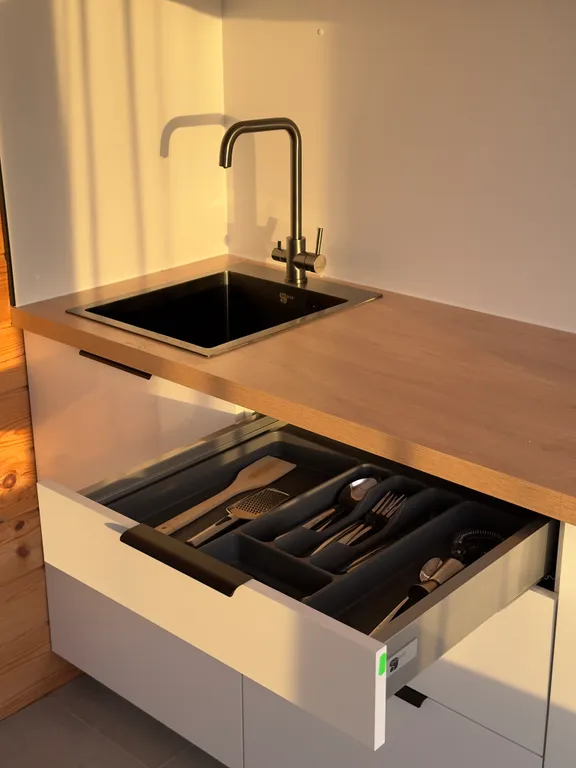 Дом Зивчала, на берегу реки Олонка