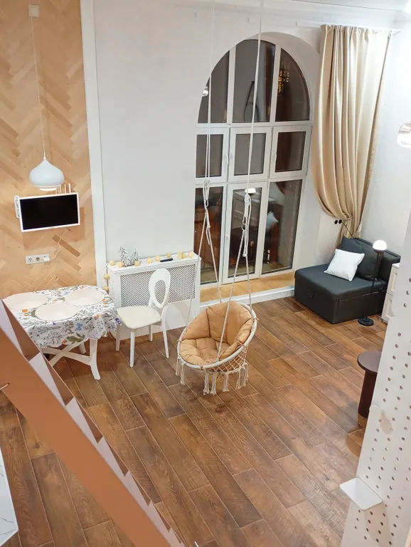 Уютная студия с высокими потолками