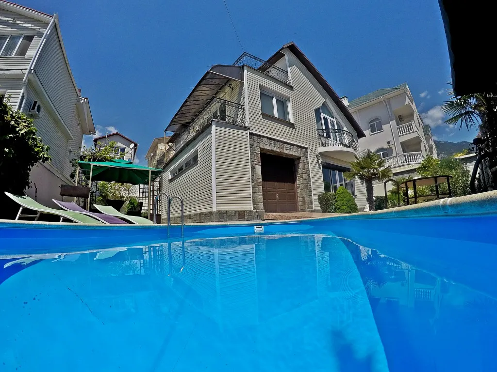 Дом в Ялте с бассейном и сауной