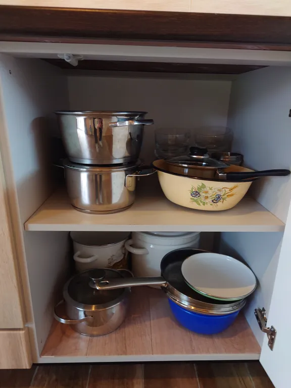 Дом с камином и панорамными окнами в сад