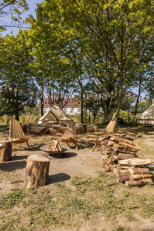 Большой шатёр в кемпинге вблизи озера