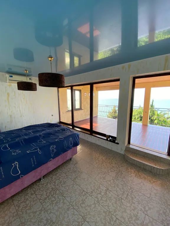 Дом-замок на море