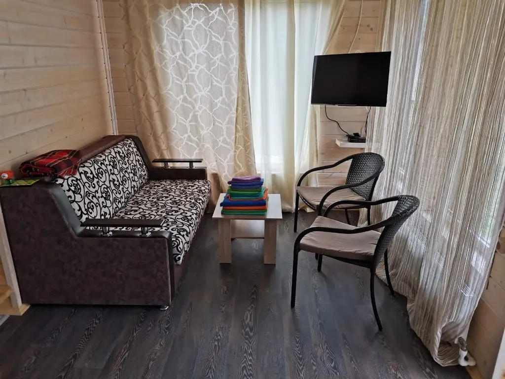 Коттедж Двухэтажный апартамент в доме на берегу озера — Луга