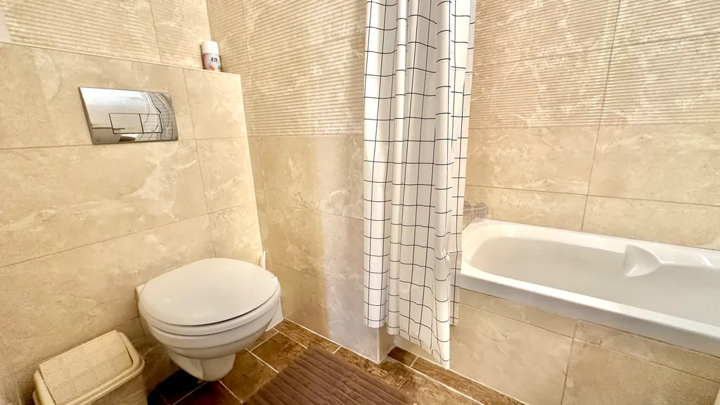 Крутые апартаменты с балконом рядом с Парижской площадью