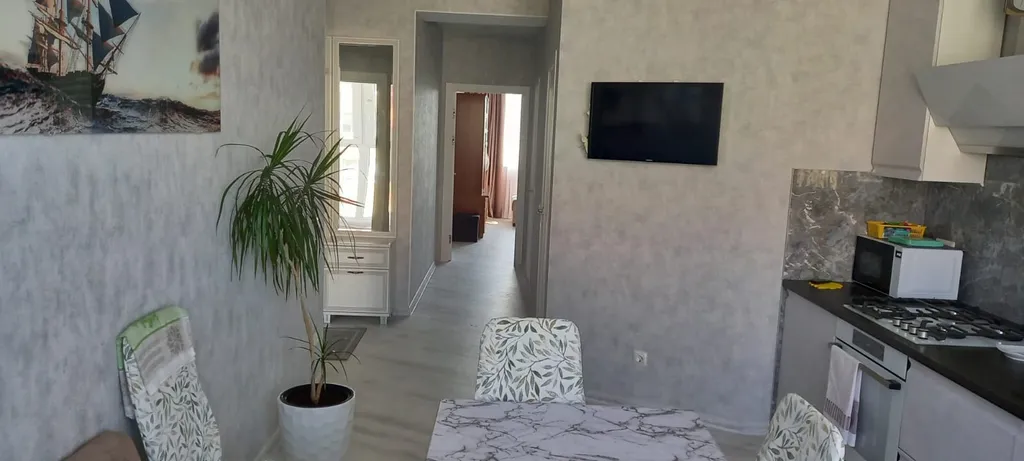 Квартира с магистральным фильтром, кухней-столовой и уютной спальней