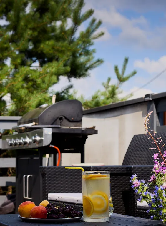 Дом-шалаш на берегу озера