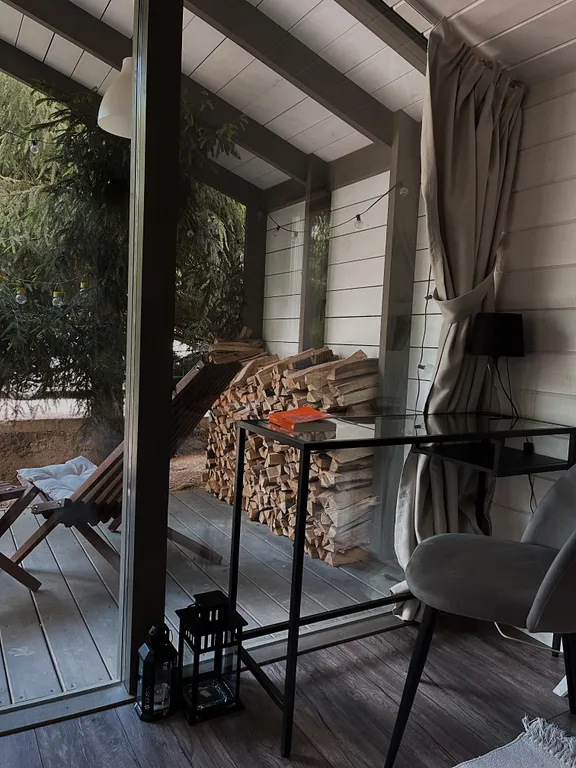 Уютный домик в ёлках