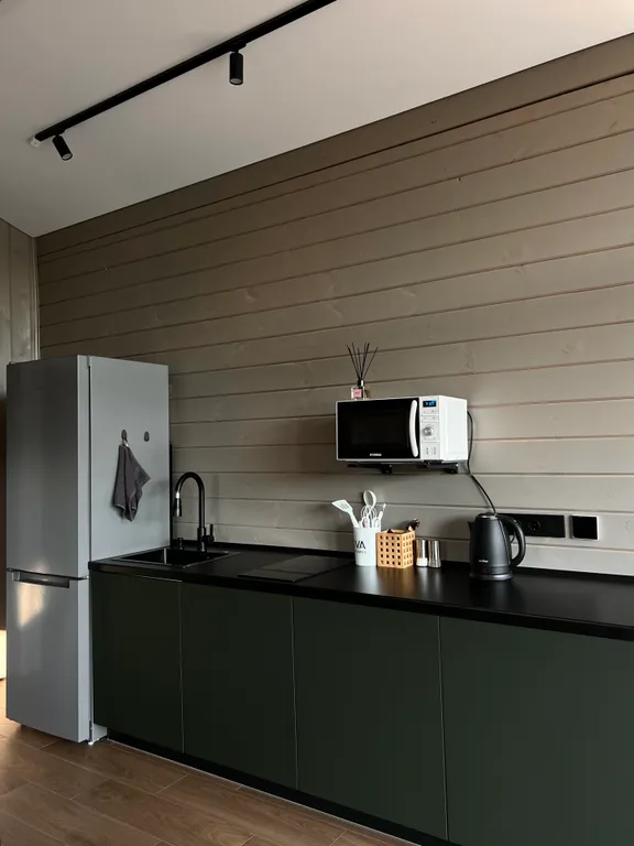 Панорамный дом с баней на дровах и чаном в окружении ёлок