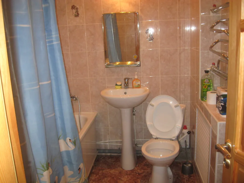 Дом с часами на площади Партизан