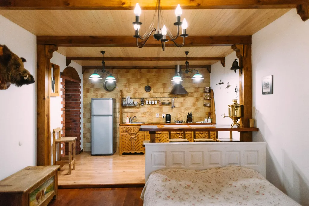 Уютный просторный номер в гостинице в сосновом лесу и на берегу озера