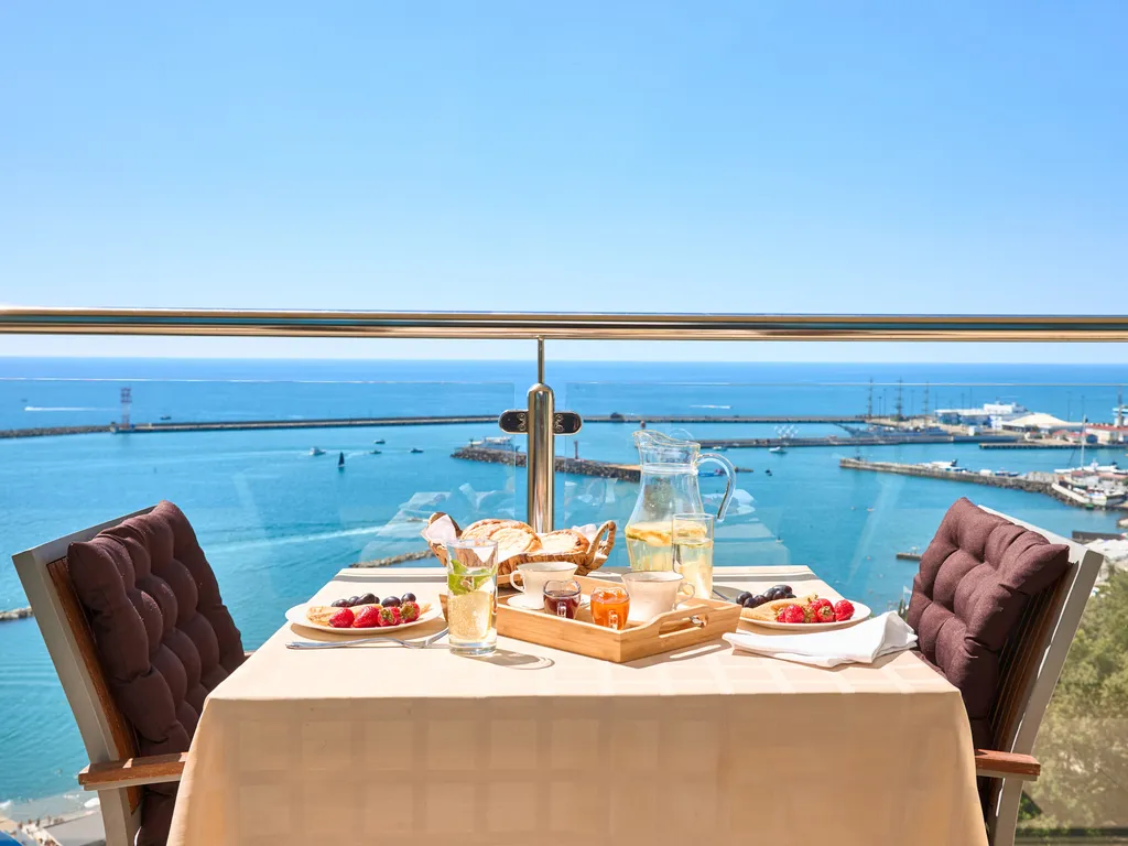 Квартира Брэвис Делюкс ЛаМар (3-х комнатные апартаменты) с панорамным видом на — аренда посуточно в Сочи