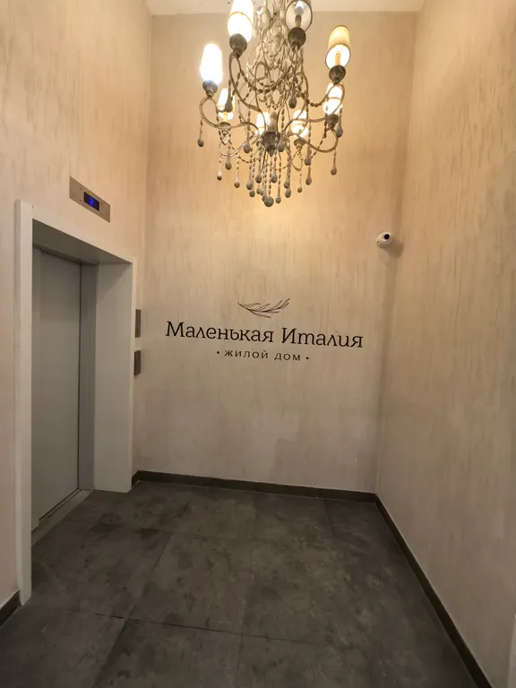 Счастливая матрешка маленькая Италия в центре города