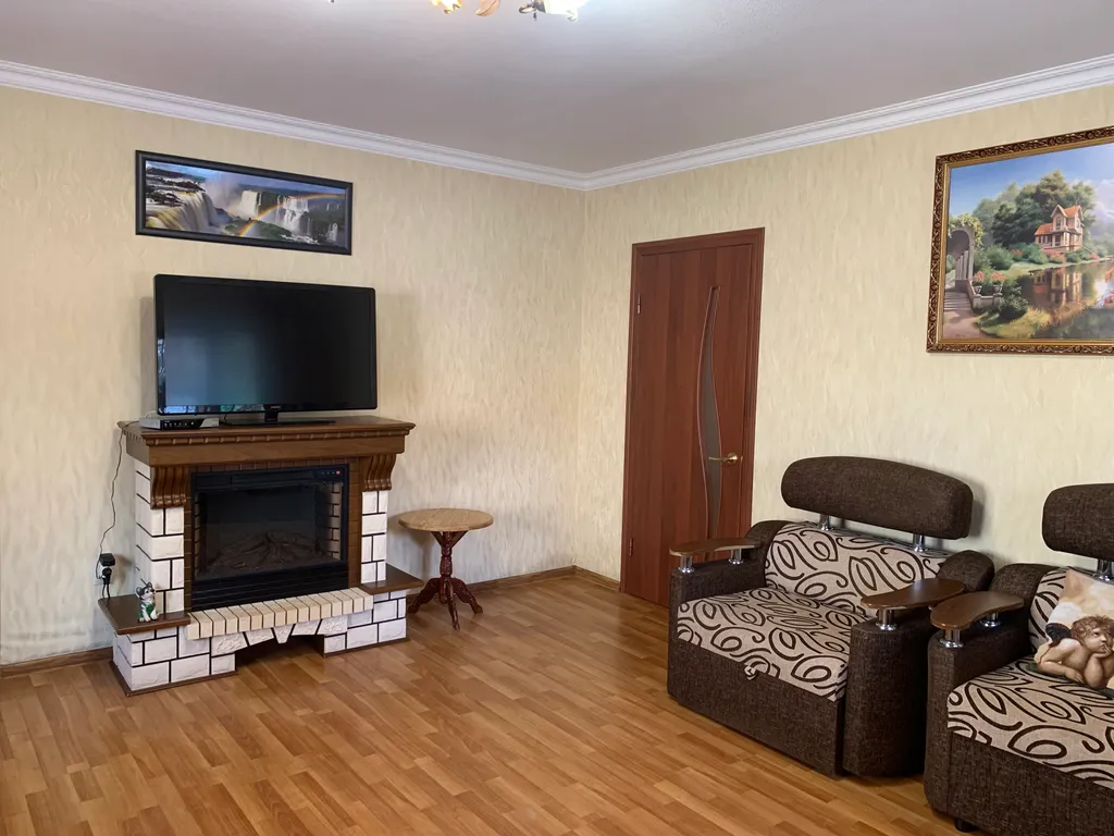 Уютный дом с бассейном, верандой и садом