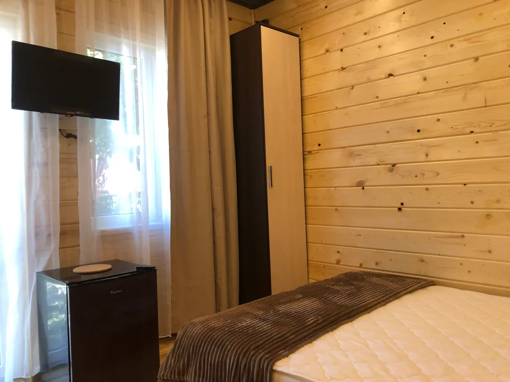 Уютный номер в новом домике в саду (левая сторона)