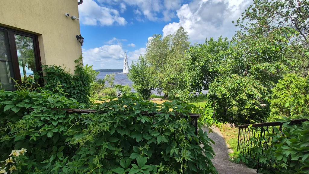 Дом на берегу волги, с видом на затопленную колокольню