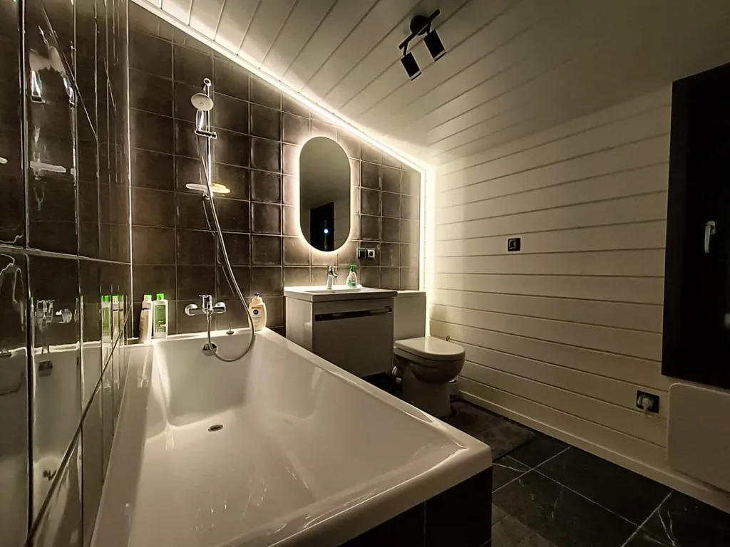 Уютный дом с панорамными окнами и бассейном на участке 15 соток