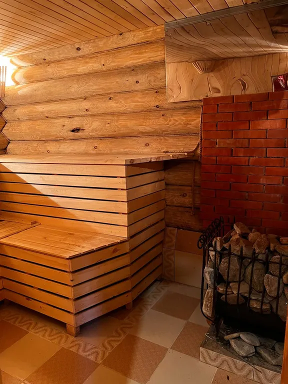 Уютный бревенчатый двухэтажный дом