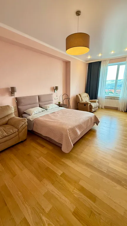 Просторный апартамент с видом на комсомольский парк рядом с озером