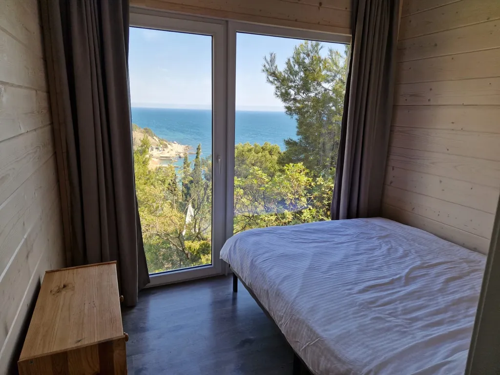 Уютный деревянный домик с видом на море