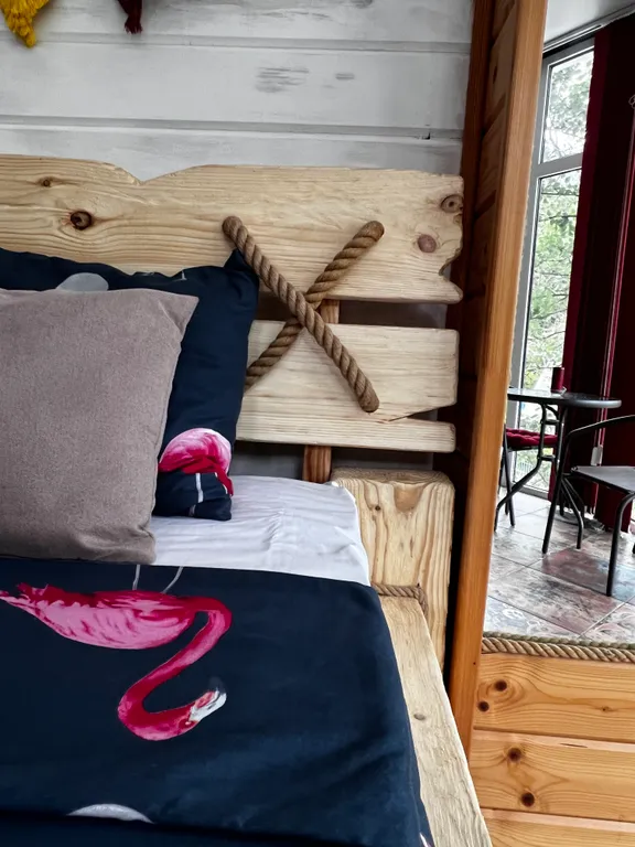 Студия с панорамными окнами и видом на горы