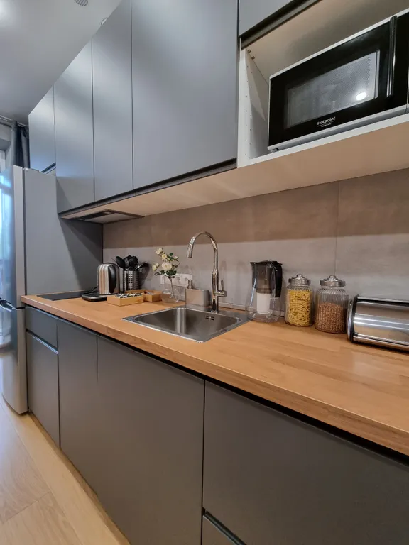 Современные апартаменты с джакузи у озера