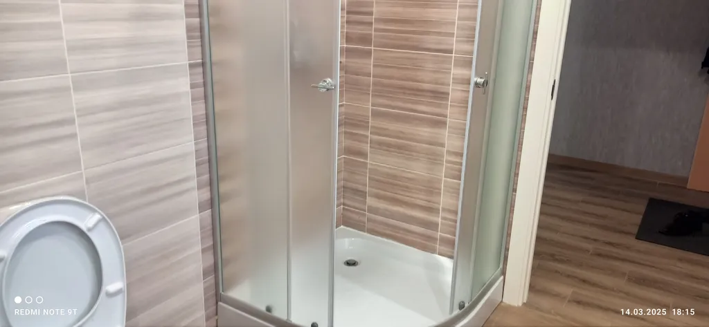 Трёхкомнатный новый коттедж в черте города с бассейном