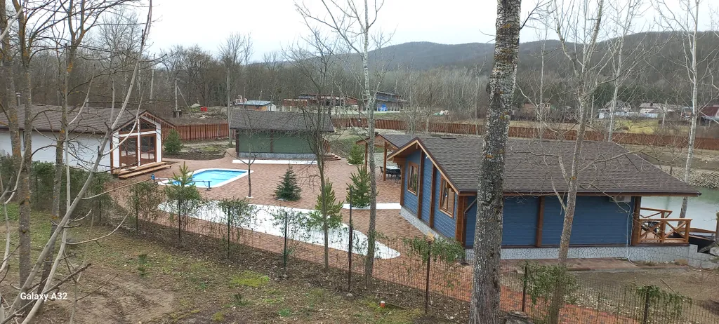 Шале в горах на берегу реки