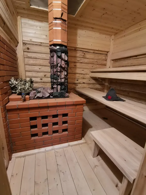 Дом у пруда