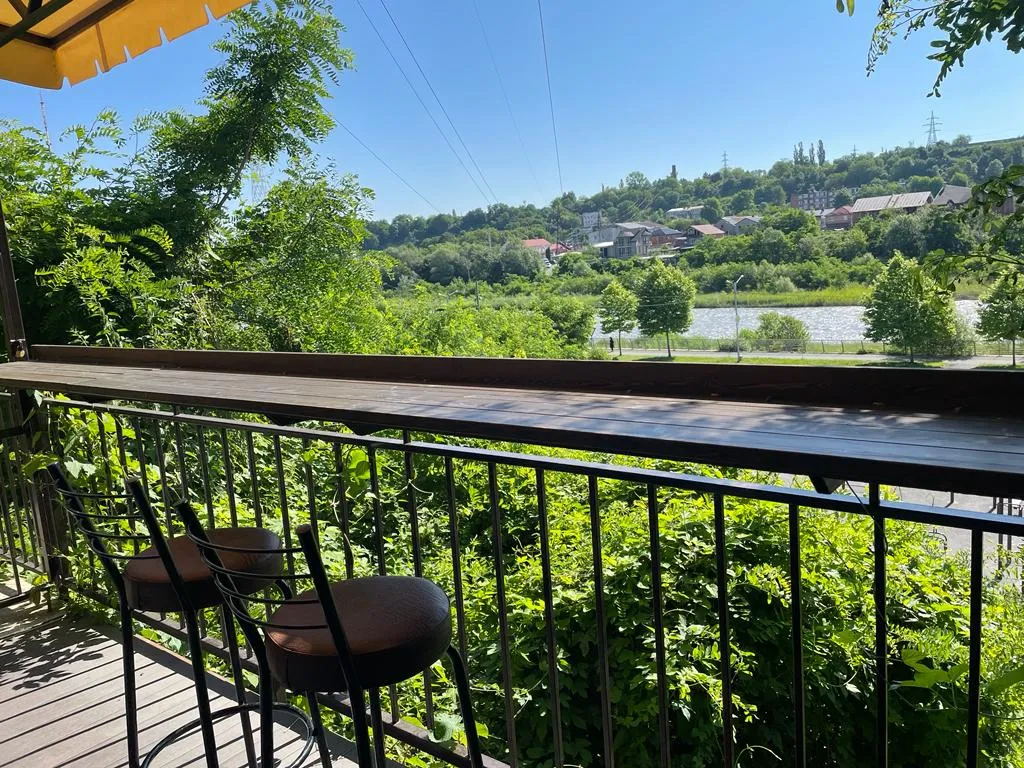 Уютный дом с видом на набережную в шаге от центра города