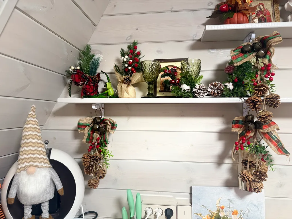 Деревянный дом шале на берегу озера и выходом на реку Кубань