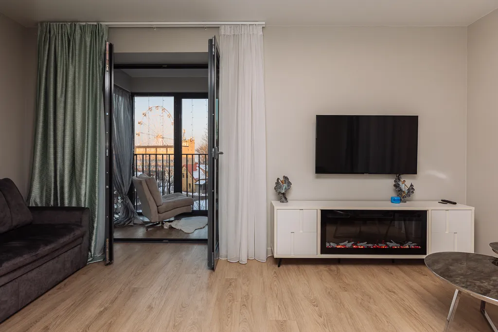 Апартамент с видом на колесо обозрения и море