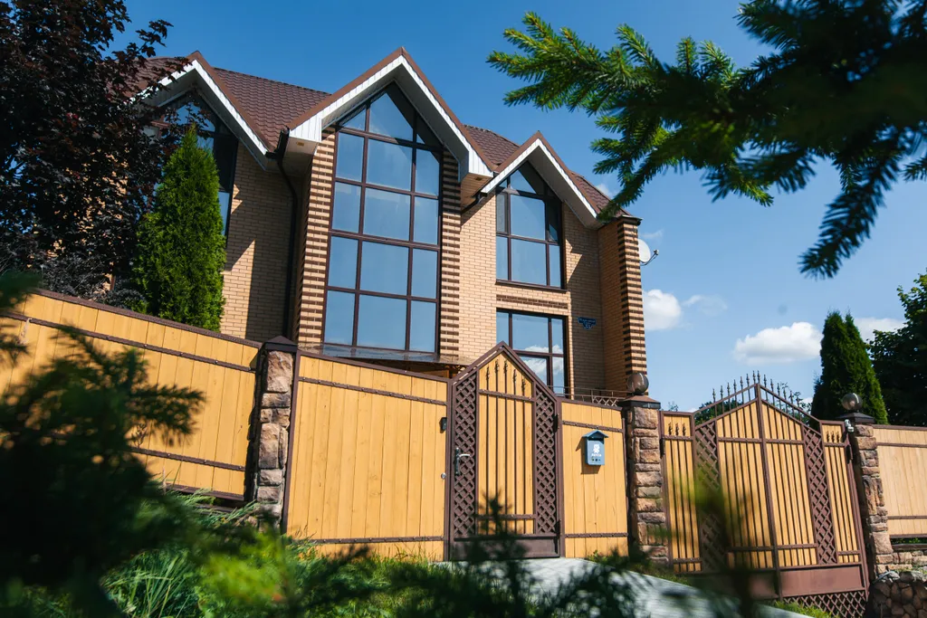 Современный дом в тихом месте