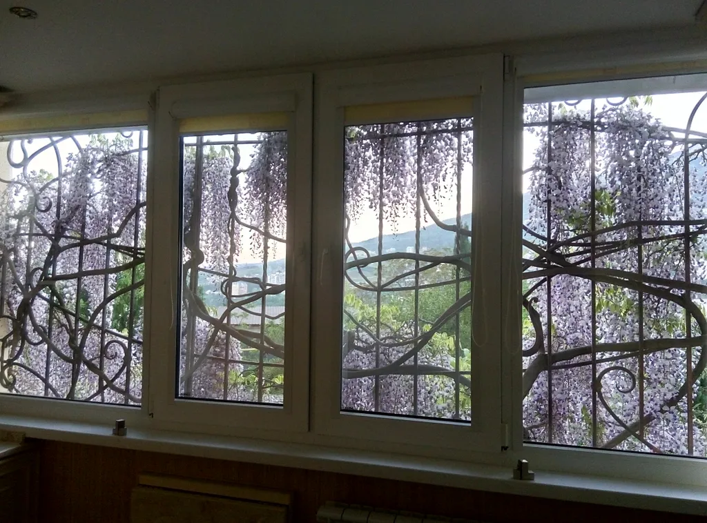 Двухместная комната с видом на горы и сквер