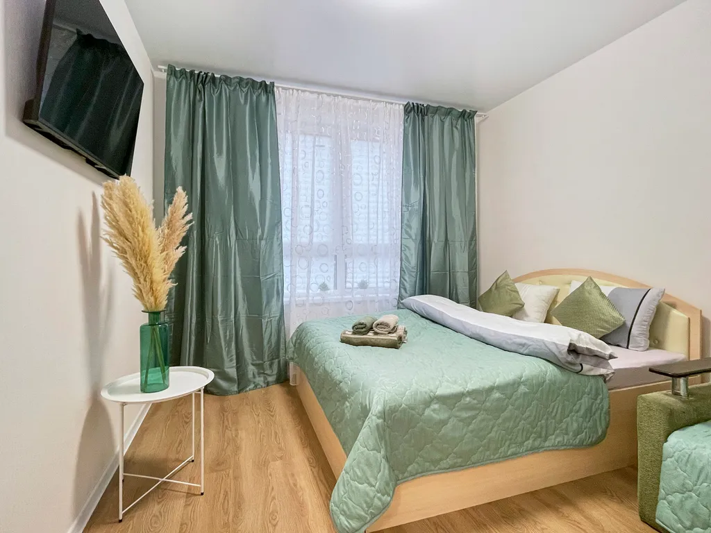 Уютная светлая трешка кухня отдельно, 2 балкона