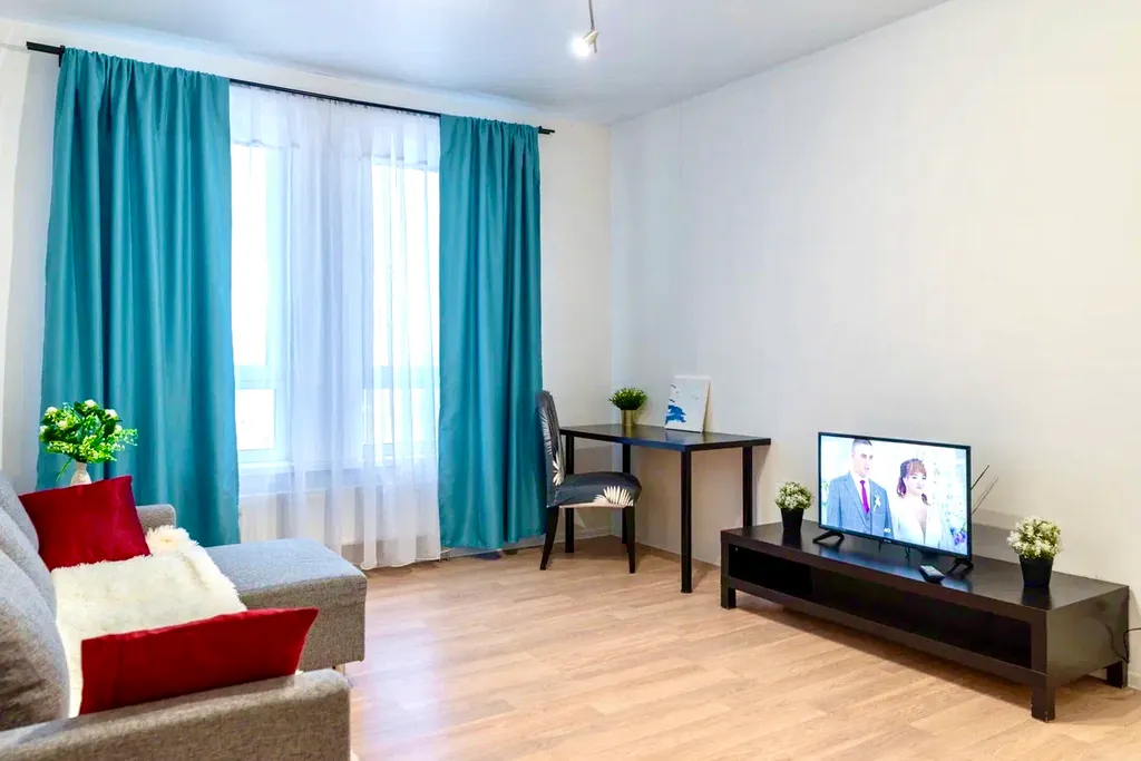 Шикарная 2-комнатная квартира с раздельными комнатами и балконом