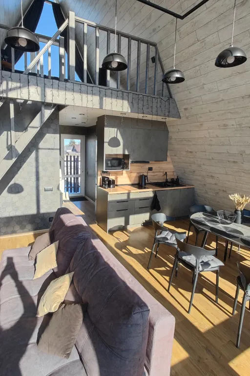 Панорамный домик с теплым бассейном в пяти минутах ходьбы от города