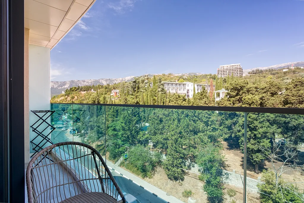 Студия с панорамой на горы