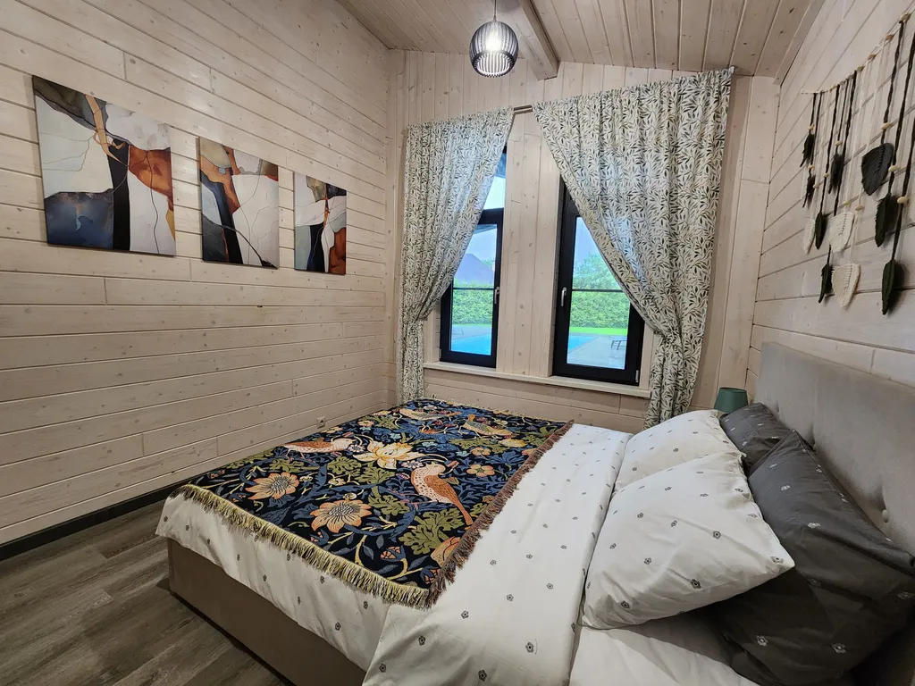 Дом с бассейном, в деревне