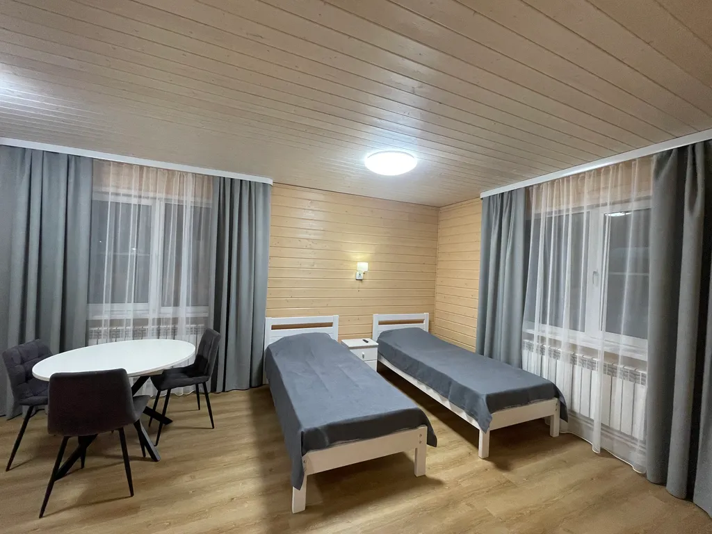 Студия на берегу озера рядом с сосновым бором